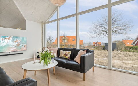Skoge - 500M from the Sea: Piso, Madera, Diseño De Interiores, Suelo, Suelos De Madera, Techo, Mueble, Casa, Sala, Sofá