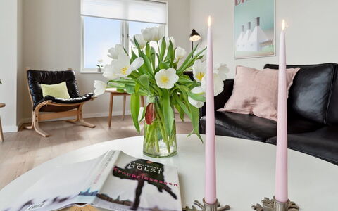 Skoge - 500M from the Sea: Diseño De Interiores, Mueble, Casa, Encendiendo, Sala, Maceta, Suelo, Rosado, Habitación, Mesa