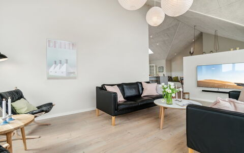 Skoge - 500M from the Sea: Mueble, Diseño De Interiores, Sofá, Piso, Sala, Suelo, Madera, Techo, Lámpara, Habitación