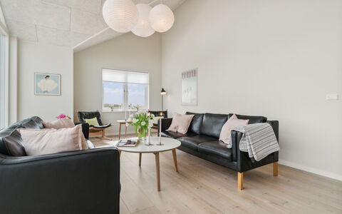 Skoge - 500M from the Sea: Diseño De Interiores, Piso, Mueble, Sofá, Suelo, Madera, Sala, Techo, Suelos De Madera, Habitación