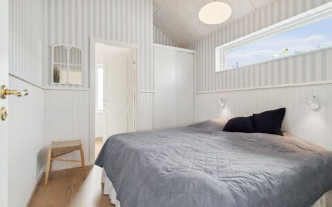 Skoge - 500M from the Sea: Madera, Piso, Techo, Suelo, Diseño De Interiores, Habitación, Cama, Suelos De Madera, Habitación
