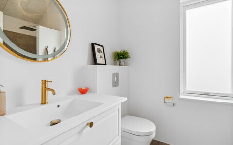Skoge - 500M from the Sea: Arreglo De Tubería, Baño, Grifo, Diseño De Interiores, Plomería, Lavabo Del Baño, Espejo, Piso, Lavabo, Suelo