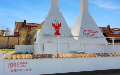 Hannele - 200M from the Sea: Techo, Casa, El Terreno Del Lote, Casa, Cabaña, Inmuebles, Edificios Del Jardín, Sombra, Cuarto De Troncos, Paisajismo
