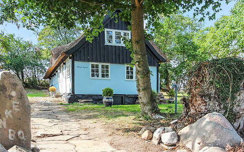 Nyyrikki - 100M from the Sea: Techo, Casa, El Terreno Del Lote, Casa, Cabaña, Inmuebles, Edificios Del Jardín, Sombra, Cuarto De Troncos, Paisajismo