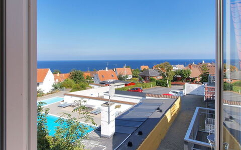 Sylviane - 500M from the Sea: Arbusto, Diseño Urbano, Cobertura Del Suelo, Ladrillo, Departamento, Inmuebles, Enladrillado, Balcón, Paisajismo