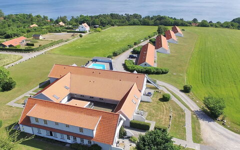 Frederique - 400M from the Sea: Madera, Casa, Cabaña, Casa, Techo, Área Rural, Vía Muerta, Cuarto De Troncos, Edificios Del Jardín, Madera Dura