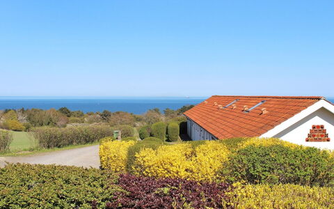 Frederique - 400M from the Sea: Madera, Casa, Cabaña, Casa, Techo, Área Rural, Vía Muerta, Cuarto De Troncos, Edificios Del Jardín, Madera Dura