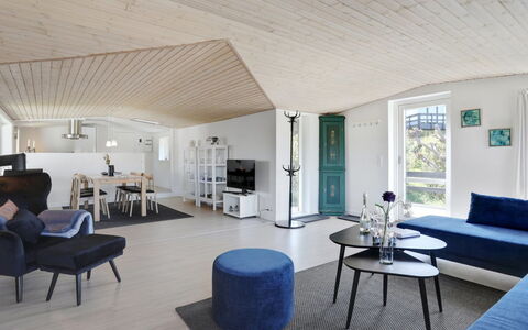 Cristiana - 950M from the Sea: Madera, Casa, Cabaña, Casa, Techo, Área Rural, Vía Muerta, Cuarto De Troncos, Edificios Del Jardín, Madera Dura