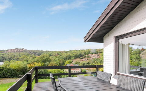 Cristiana - 950M from the Sea: Madera, Casa, Cabaña, Casa, Techo, Área Rural, Vía Muerta, Cuarto De Troncos, Edificios Del Jardín, Madera Dura