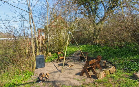 Anina - 400M from the Sea: Madera, Casa, Cabaña, Casa, Techo, Área Rural, Vía Muerta, Cuarto De Troncos, Edificios Del Jardín, Madera Dura