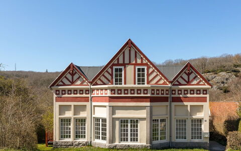 Anina - 400M from the Sea: Madera, Casa, Cabaña, Casa, Techo, Área Rural, Vía Muerta, Cuarto De Troncos, Edificios Del Jardín, Madera Dura