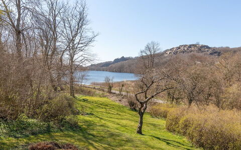 Anina - 400M from the Sea: Madera, Casa, Cabaña, Casa, Techo, Área Rural, Vía Muerta, Cuarto De Troncos, Edificios Del Jardín, Madera Dura