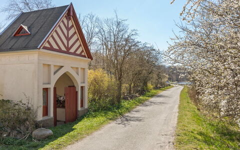 Anina - 400M from the Sea: Madera, Casa, Cabaña, Casa, Techo, Área Rural, Vía Muerta, Cuarto De Troncos, Edificios Del Jardín, Madera Dura