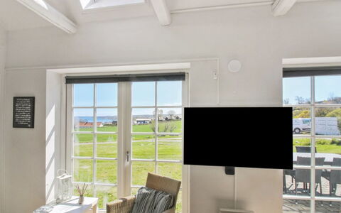 Tinne - 400M from the Sea: Mueble, Piso, Suelo, Diseño De Interiores, Techo, Habitación, Silla, Sala, La Luz Del Día