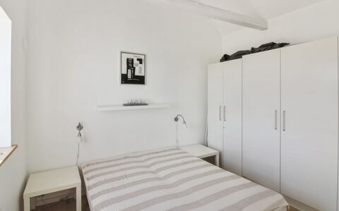 Tinne - 400M from the Sea: Mueble, Cama, Diseño De Interiores, Habitación, Pared, Piso, Suelo, Lecho, Sábana, Madera
