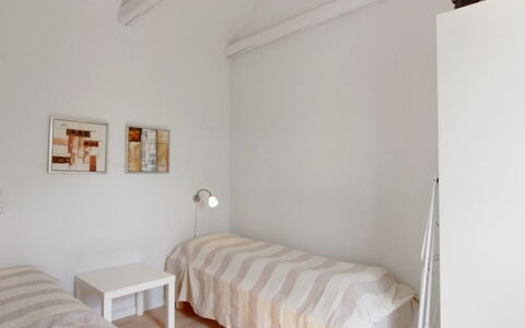 Tinne - 400M from the Sea: Cama, Diseño De Interiores, Habitación, Piso, Pared, Suelo, Mueble, Madera, Techo, Sábana