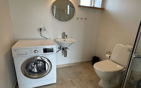 Tinne - 400M from the Sea: Lavadora, Piso, Arreglo De Tubería, Suelo, Diseño De Interiores, Lavabo, Secadora De Ropa, Cuarto De Lavado, Plomería, Baño