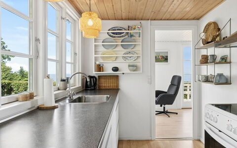 Fabine - 50M from the Sea: Cocina, Diseño De Interiores, Mostrador, Mueble, Piso, Madera, Techo, Aparato De Cocina, Gabinetes, Suelo
