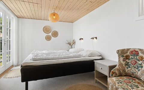 Fabine - 50M from the Sea: Cama, Mueble, Diseño De Interiores, Habitación, Pared, Piso, Suelo, Madera, Techo, Lecho