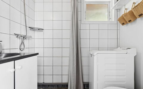 Fabine - 50M from the Sea: Piso, Arreglo De Tubería, Suelo, Diseño De Interiores, Baño, Loseta, Lavabo, Plomería, Habitación, Baño