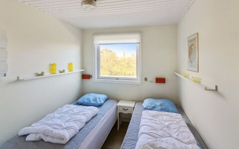 Ebertina - 500M from the Sea: Habitación, Cama, Lecho, Marco De La Cama, Pintar, Sábana, La Luz Del Día, Dormitorio
