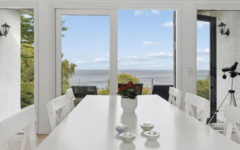 Ensio - 150M from the Sea: Mueble, Diseño De Interiores, Mesa, Madera, Piso, Suelo, Silla, Cocina Y Comedor Mesa, Techo, Comedor