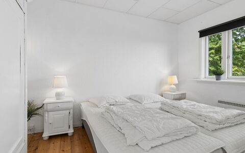 Ensio - 150M from the Sea: Cama, Habitación, Diseño De Interiores, Lecho, Sábana, Techo, Suelo, Mueble, Piso, Habitación