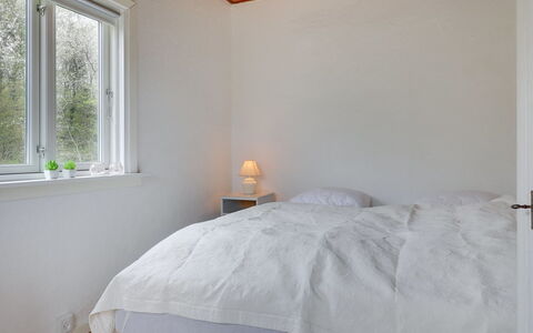 Ensio - 150M from the Sea: Habitación, Madera, Piso, Suelo, Cama, Diseño De Interiores, Sábana, Techo, Lecho, Linos