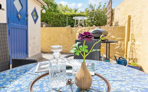 Alea - 200M from the Sea: Techo, Casa, El Terreno Del Lote, Casa, Cabaña, Inmuebles, Edificios Del Jardín, Sombra, Cuarto De Troncos, Paisajismo