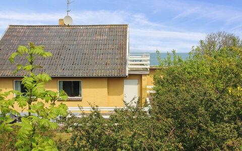 Alija - 50M from the Sea: Madera, Casa, Cabaña, Casa, Techo, Área Rural, Vía Muerta, Cuarto De Troncos, Edificios Del Jardín, Madera Dura