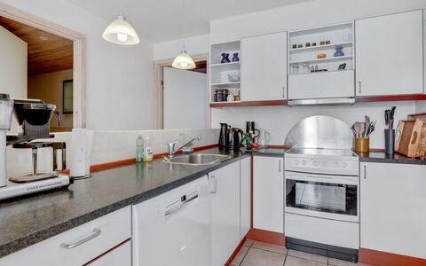 Halldora - 10M from the Sea: Cocina, Aparato De Cocina, Mostrador, Gabinetes, Electrodoméstico, Diseño De Interiores, Mueble, Piso, Electrodoméstico, Habitación