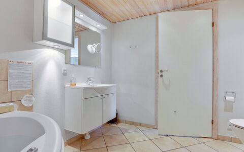 Halldora - 10M from the Sea: Piso, Arreglo De Tubería, Diseño De Interiores, Baño, Suelo, Madera, Techo, Lavabo, Lavabo Del Baño, Grifo
