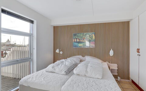 Halldora - 10M from the Sea: Diseño De Interiores, Suelo, Piso, Mueble, Madera, Techo, Habitación, Cama, Textil, Habitación