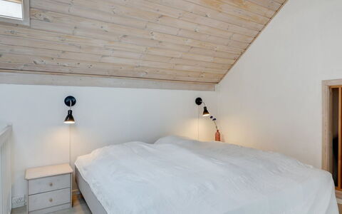 Otis - 10M from the Sea: Habitación, Piso, Madera, Diseño De Interiores, Cama, Techo, Suelo, Mueble, Lecho, Sábana