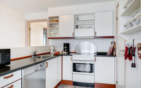Otis - 10M from the Sea: Cocina, Aparato De Cocina, Mostrador, Electrodoméstico, Gabinetes, Diseño De Interiores, Piso, Mueble, Electrodoméstico, Estufa De Cocina