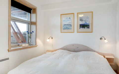 Otis - 10M from the Sea: Cama, Habitación, Diseño De Interiores, Pared, Sábana, Lecho, Suelo, Madera, Techo, Mueble