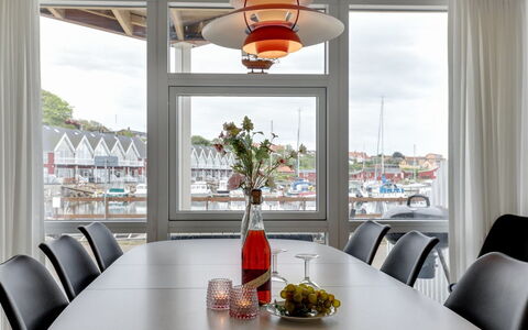 Otis - 10M from the Sea: Diseño De Interiores, Mueble, Techo, Silla, Mesa, Piso, Suelo, Cocina Y Comedor Mesa, Comedor, Lámpara