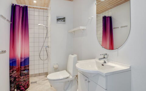 Otis - 10M from the Sea: Piso, Suelo, Diseño De Interiores, Arreglo De Tubería, Techo, Encendiendo, Habitación, Baño, Plomería, Lavabo