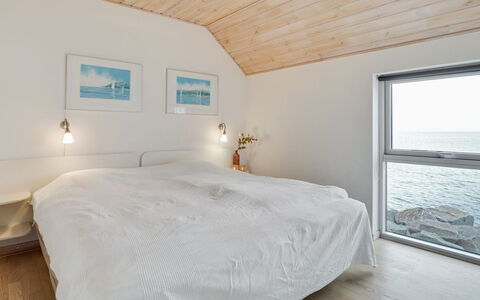 Otis - 10M from the Sea: Madera, Piso, Suelo, Habitación, Techo, Diseño De Interiores, Cama, Linos, Mueble, Sábana