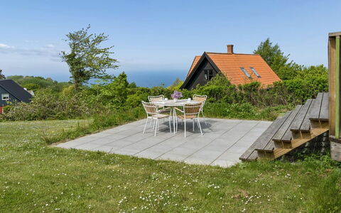 Dagmar - 300M from the Sea: Arbusto, El Terreno Del Lote, Cobertura Del Suelo, Jardín, Mueble Para Exteriores, Paisajismo, Césped, Sombra, Yarda