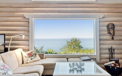 Heli - 200M from the Sea: Mueble, Diseño De Interiores, Madera, Piso, Suelo, Habitación, Sala, Sofá, Techo, Madera Dura