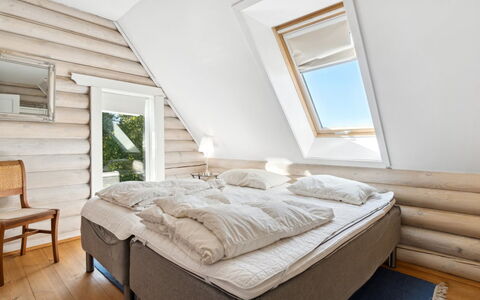 Heli - 200M from the Sea: Madera, Habitación, Cama, Mueble, Lecho, Sábana, Linos, Madera Dura, Marco De La Cama, Techo