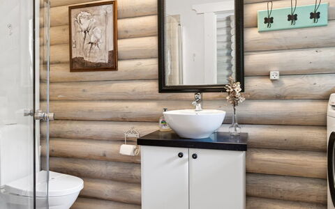 Heli - 200M from the Sea: Madera, Arreglo De Tubería, Piso, Diseño De Interiores, Baño, Suelo, Plomería, Asiento Del Baño, Baño, Lavabo