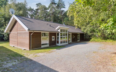 Dorit - 600M from the Sea: Madera, Casa, Cabaña, Casa, Techo, Área Rural, Vía Muerta, Cuarto De Troncos, Edificios Del Jardín, Madera Dura