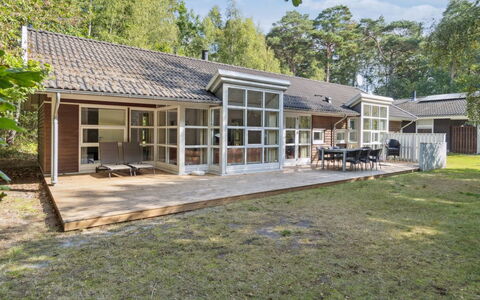 Dorit - 600M from the Sea: Madera, Casa, Cabaña, Casa, Techo, Área Rural, Vía Muerta, Cuarto De Troncos, Edificios Del Jardín, Madera Dura