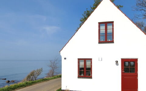 Uschi - 15M from the Sea: Edificio, Casa, Ventana, Casa, Techo, Barrio Residencial, Arbusto, Cabaña, El Terreno Del Lote