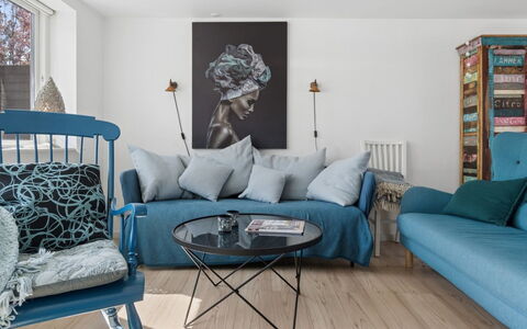 Heleen - 100M from the Sea: Mueble, Diseño De Interiores, Piso, Suelo, Sofá, Madera, Sala, Textil, Habitación, Encendiendo