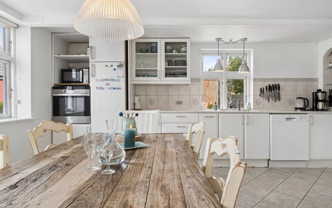 Heleen - 100M from the Sea: Mueble, Diseño De Interiores, Cocina, Piso, Suelo, Madera, Techo, Mostrador, Lámpara, Gabinetes