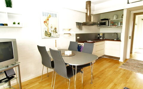 Magnus - 6Km from the Sea: Barrio Residencial, Techo, Suburbio, Entrada De Coches, Inmuebles, Tubo De Lámpara