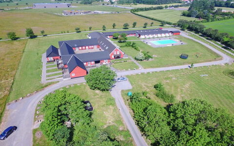 Esbern - 6Km from the Sea: Hierba, Casa, Techo, Casa, Cabaña, Arbusto, El Terreno Del Lote, Área Rural, Casa De Campo, Cobertura Del Suelo